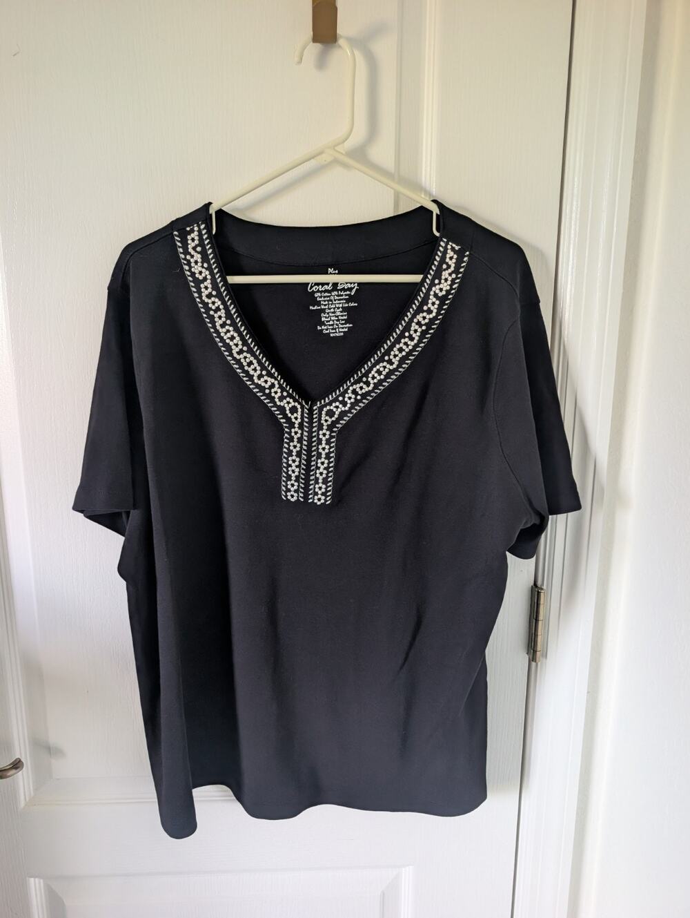 CORAL BAY 1X Black White Embroidered SS V Neck top, Cottagecore, Romance